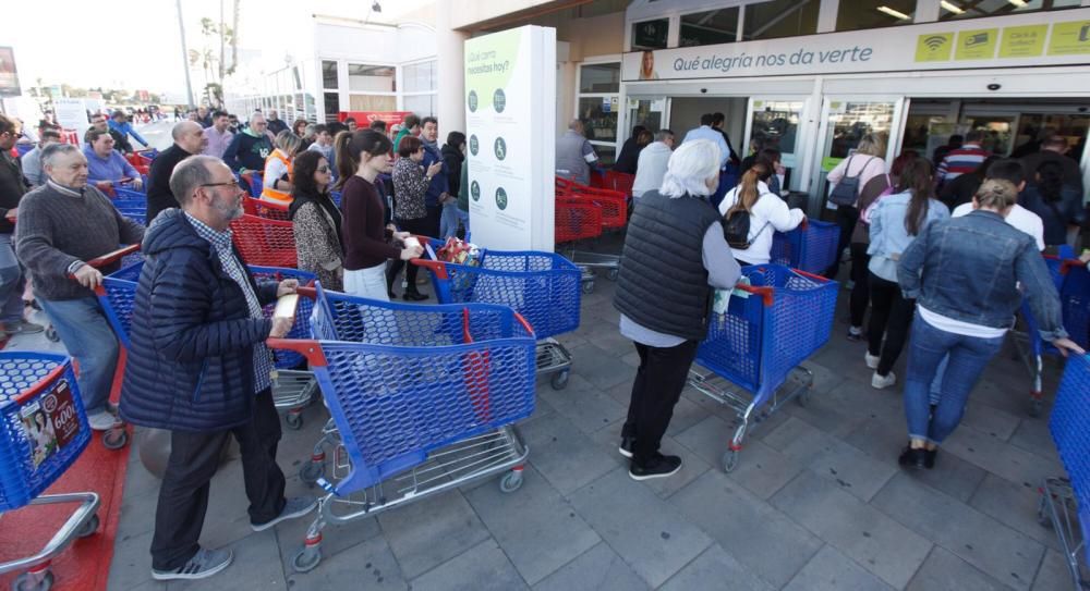 Largas colas en el Mercadona de San Blas y en el Carrefour de Sant Joan por el temor al coronavirus en Alicante