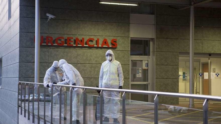 Militares desinfectan la zona de la entrada a Urgencias del Hospital Álvarez-Buylla de Mieres.