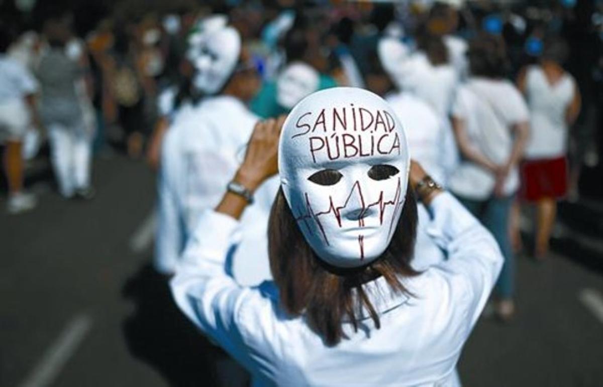 Una sanitària porta una màscara en defensa de la sanitat pública, a la manifestació d’ahir.