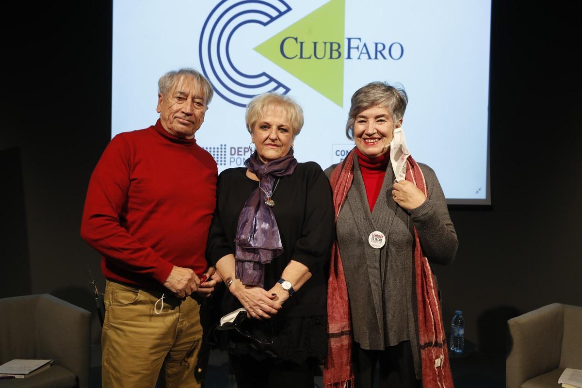 María Xosé Porteiro, no centro, nunha intervención no Club FARO, onde foi presentada por Fernando Franco.