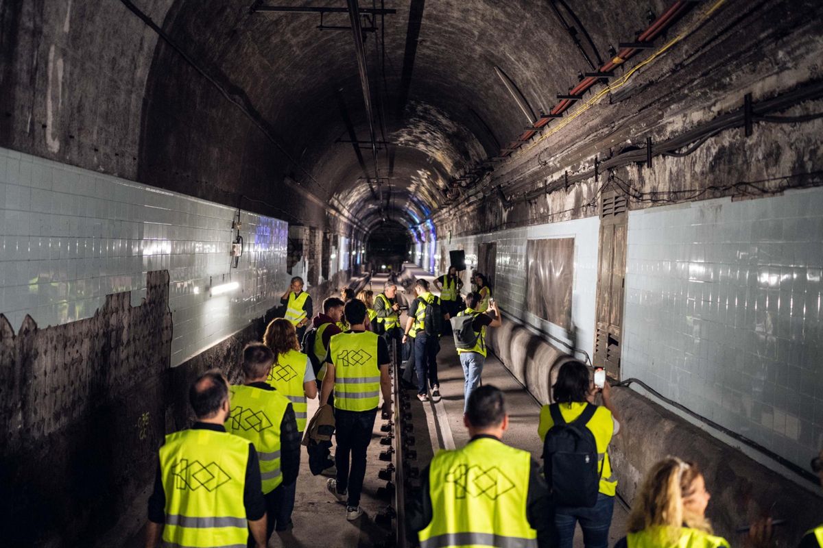 Camino por las vías para acceder, de madrugada, a la estación fantasma de Correos. Camino por las vías para acceder, de madrugada, a la estación fantasma de Correos.