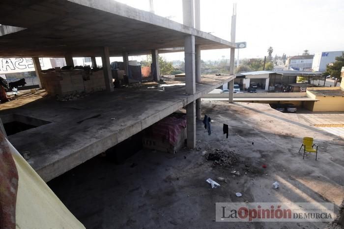 Tensión en San Pío X durante el desalojo de okupas en un edificio abandonado