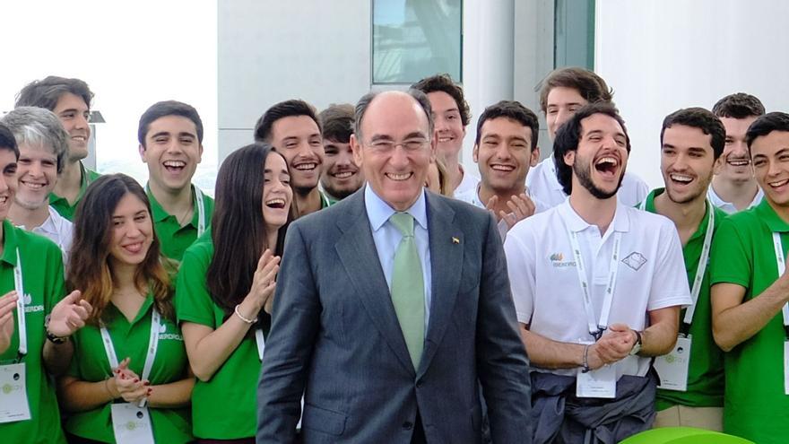 Ignacio Galán, presidente de Iberdrola, rodeado de jóvenes. | IBERDROLA
