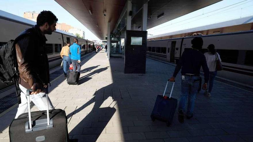 Viajeros del tren Alvia, en la estación de ferrocarril de Zamora.