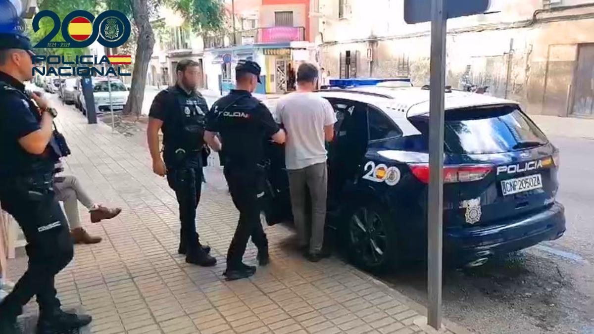 La Policía Nacional traslada al detenido en Manacor.