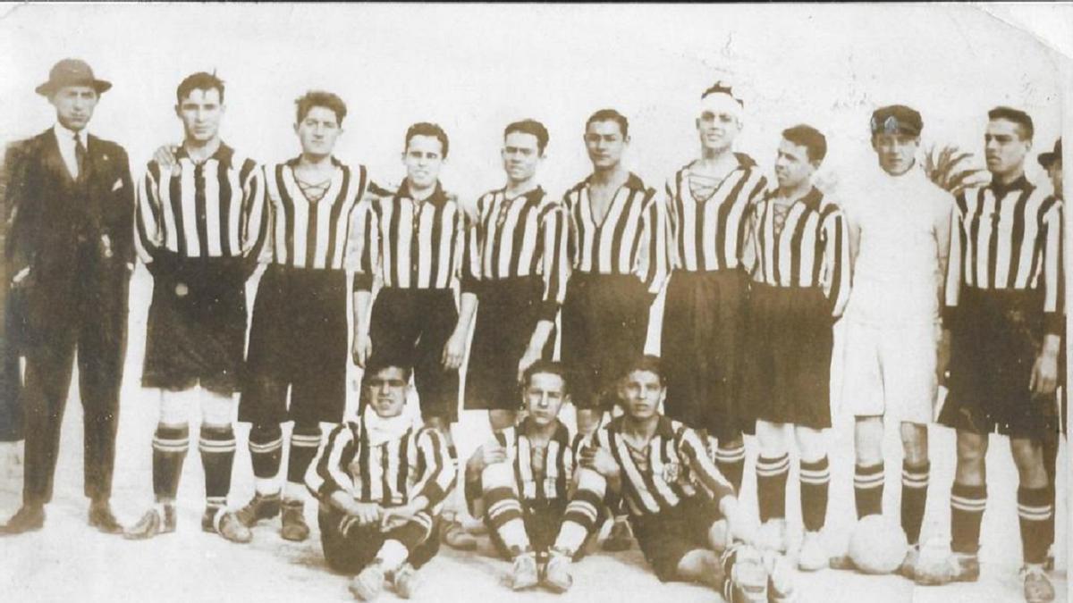 Imagen de la alineación de un Hércules de esa época en la que se estrenó en competición oficial como club de Alicante.