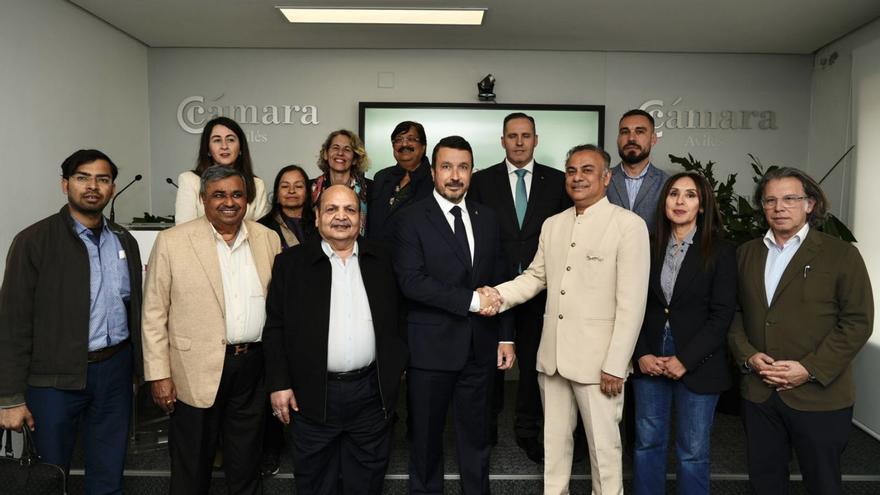 Daniel González y Amit Suwhney se estrechan la mano antes de la reunión en la Cámara de Comercio. El segundo por la izquierda es Manohan Lal y a su lado, Mukesh Guta. | MARIO CANTELI