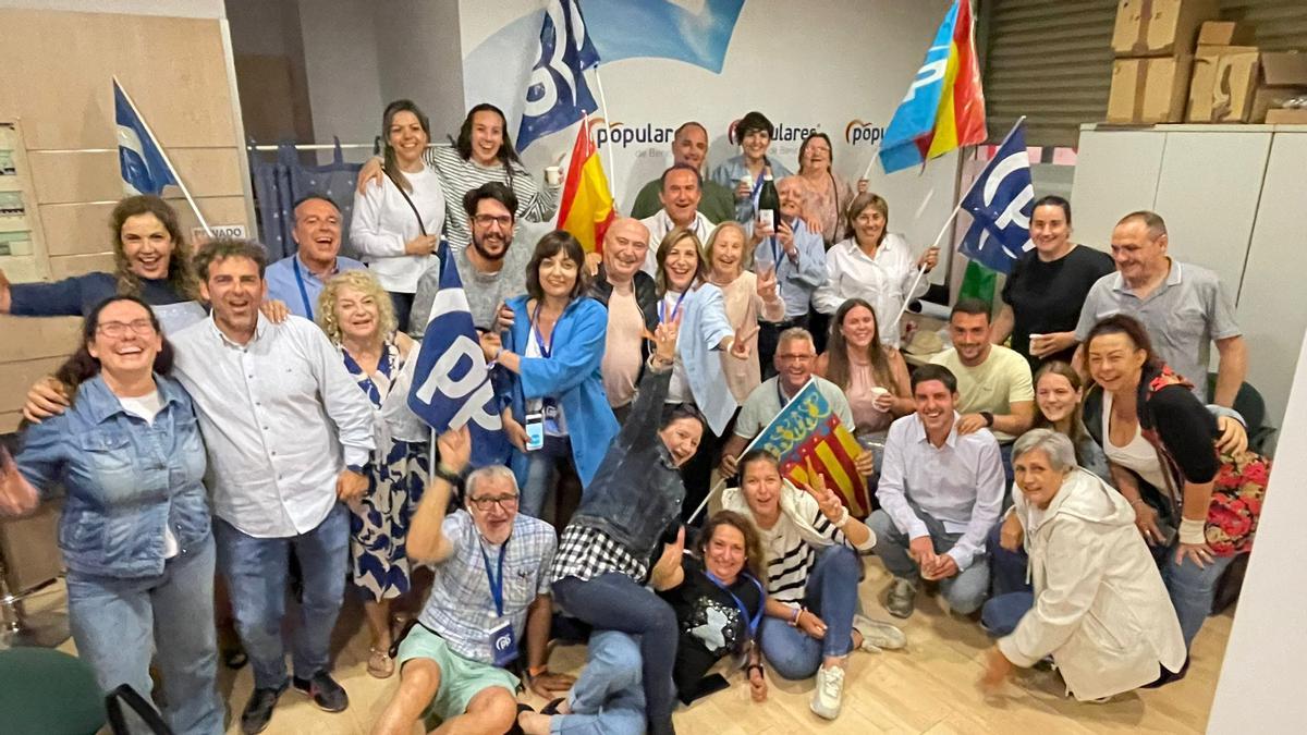 Imagen del momento de celebración de la victoria en la sede del PP en Benicàssim.