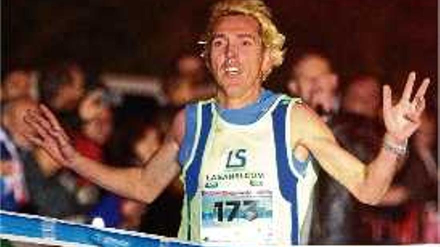 L&#039;atleta de Lloret Josep Lluís Blanco creua la línia la meta.