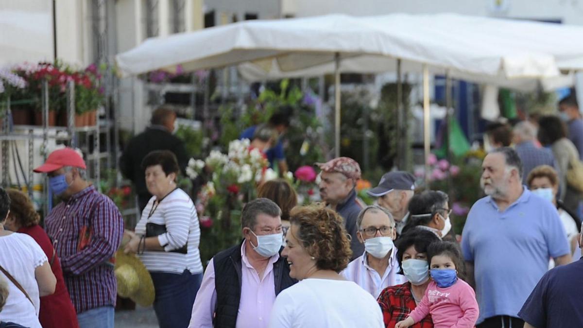 Gente en la calle, en Lalín, un día de feria. |   // BERNABÉ/JAVIER LALÍN