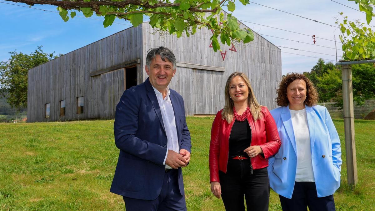 Las responsables del curso y el presidente de la bodega presentaron el programa.