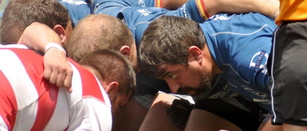 El médico Manuel Cano disputando un partido de rugby.