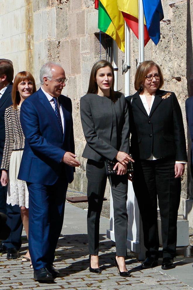 Letizia Ortiz con traje gris de Hugo Boss y bolso de tachuelas en La Rioja