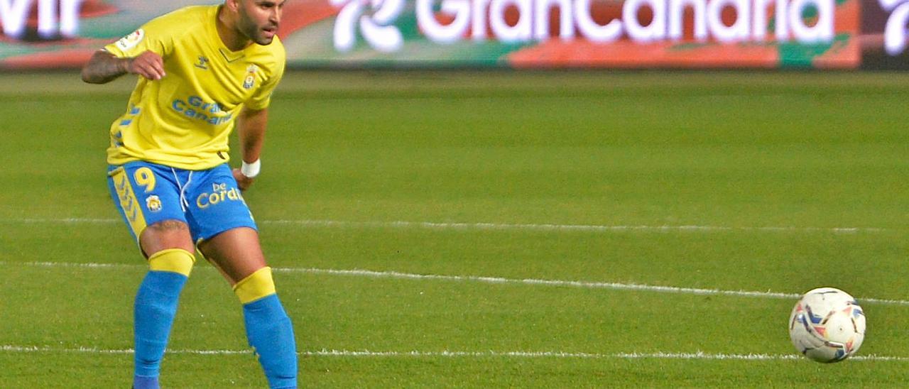 Jesé Rodríguez, que redebutó con la UD Las Palmas ayer frente al FC Cartagena, en acción durante el choque de ayer en el Gran Canaria.