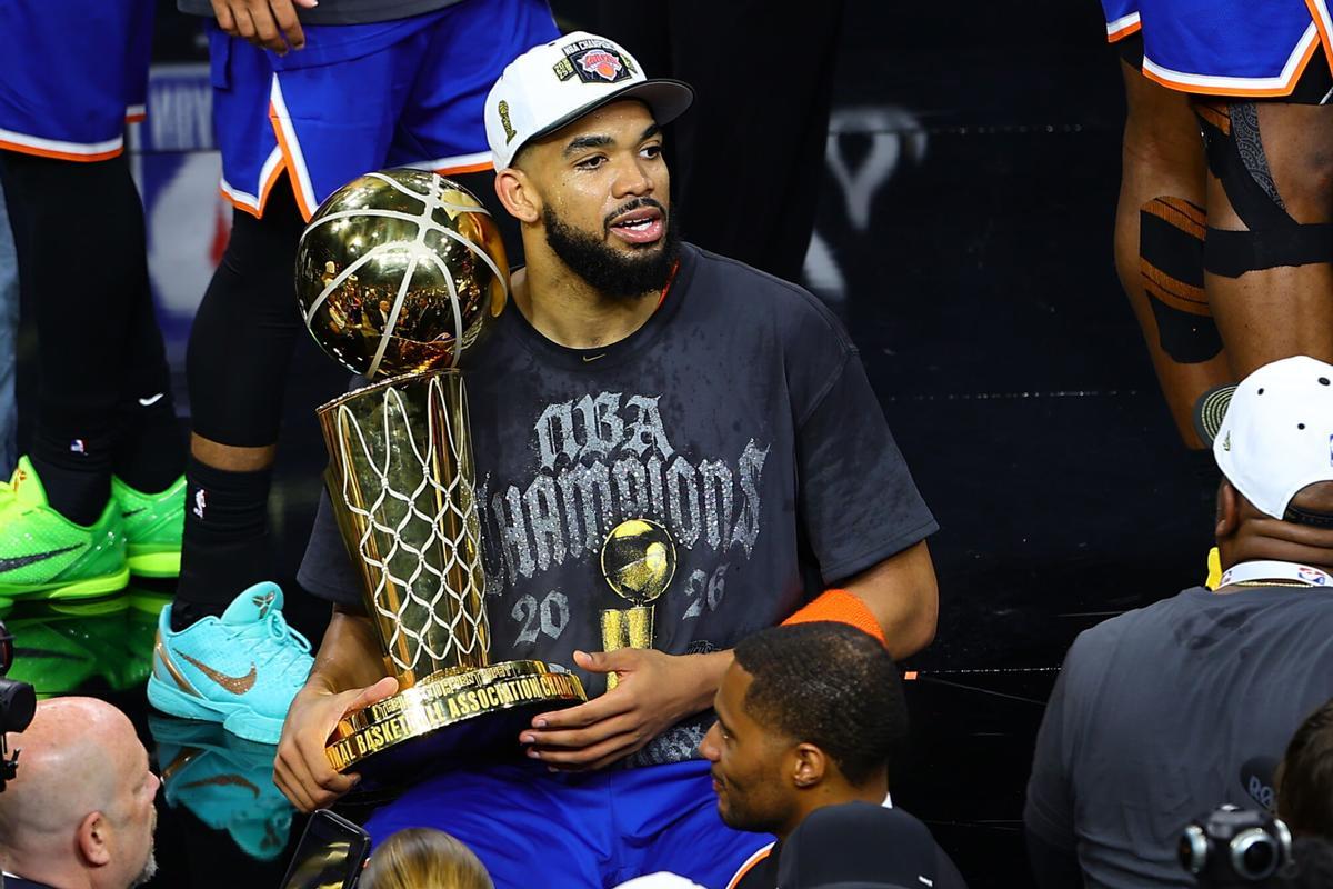 AME1151. SAN ANTONIO (ESTADOS UNIDOS), 13/06/2026.- Karl-Anthony Towns de los New York Knicks celebra al quedar campeón de la NBA este sábado, en el Frost Bank Center de San Antonio (Estados Unidos). EFE/ Carlos Ramírez