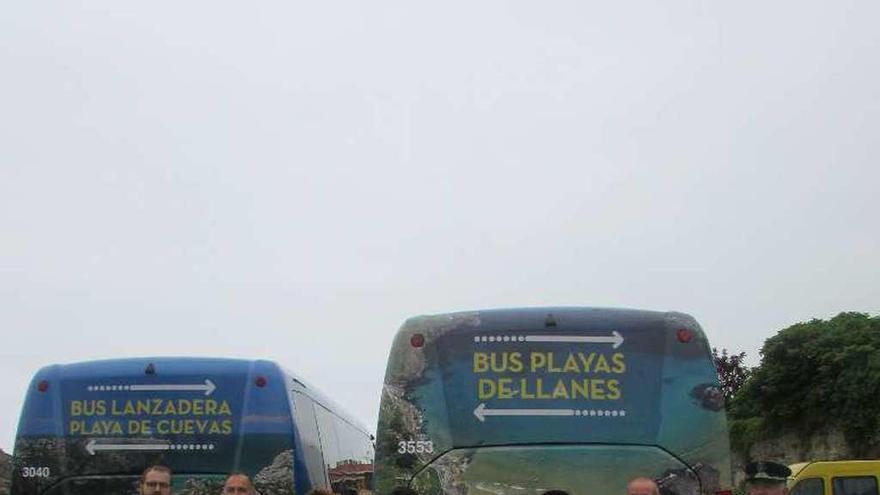 Autoridades y promotores, durante la presentación del servicio de bus-playa de Llanes.