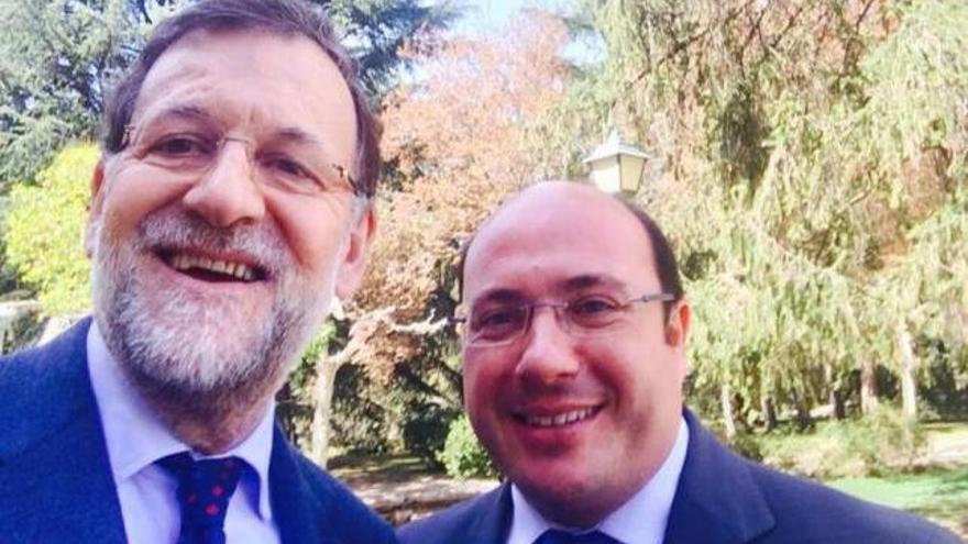 Pedro Antonio Sánchez, en un selfie con Mariano Rajoy