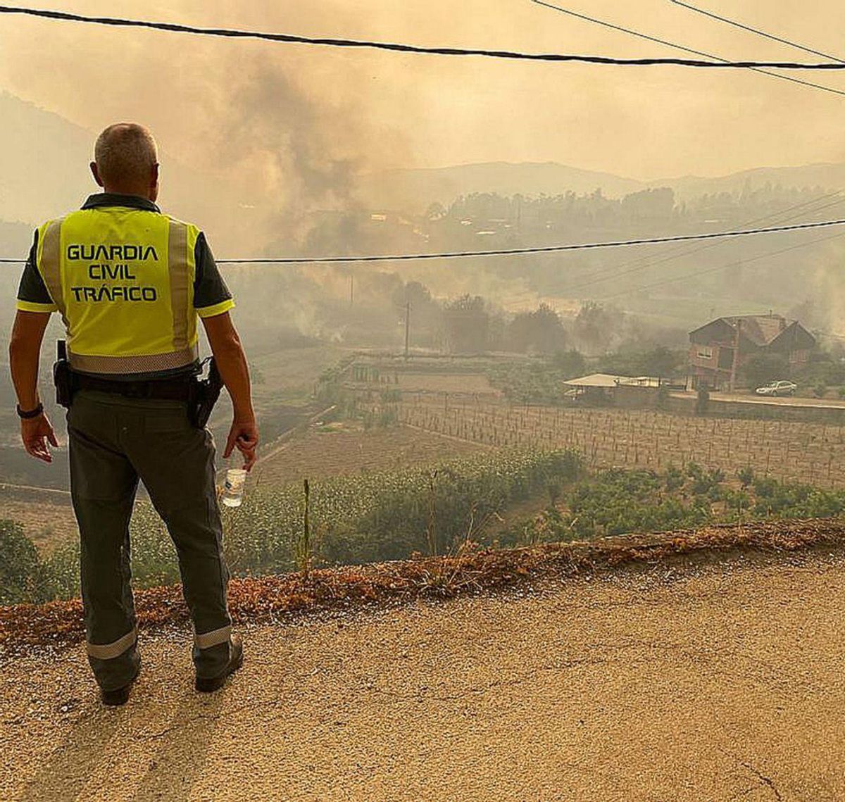 La Guardia Civil de Tráfico en un incendio de la provincia. |   // FDV