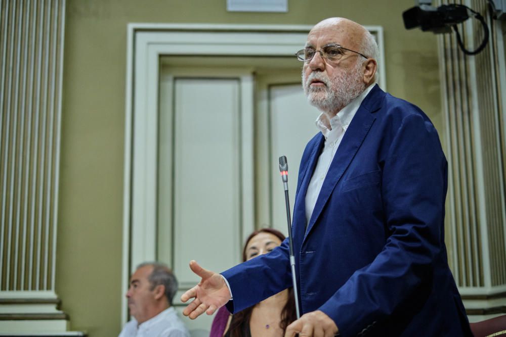 Torres, ante el pleno del Parlamento