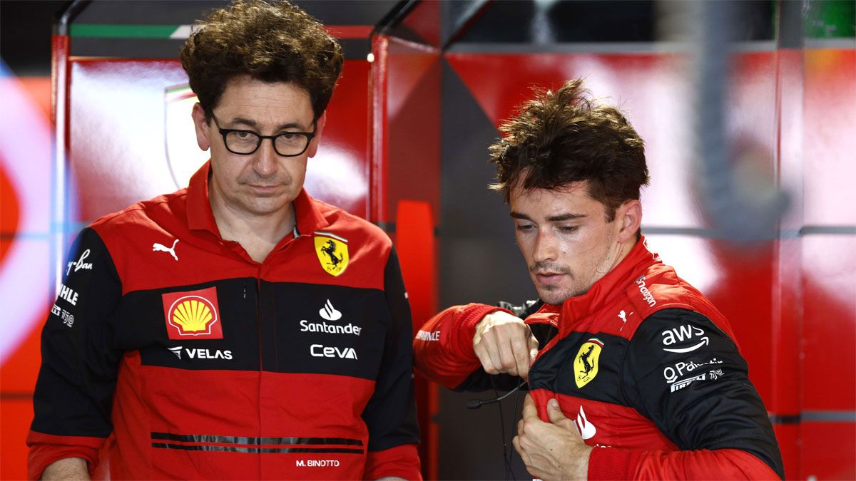 Binotto, con Leclerc en el box de Ferrari