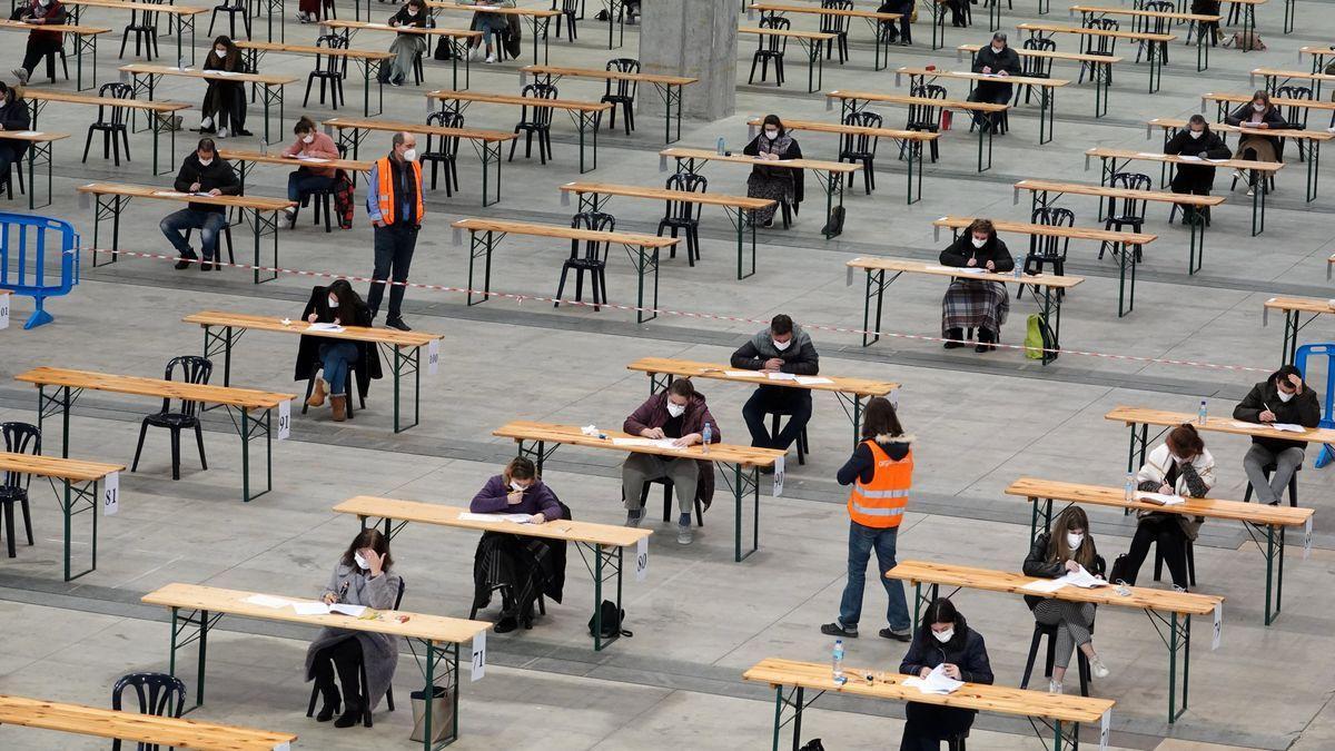 Opositores realizando exámenes en Galicia.