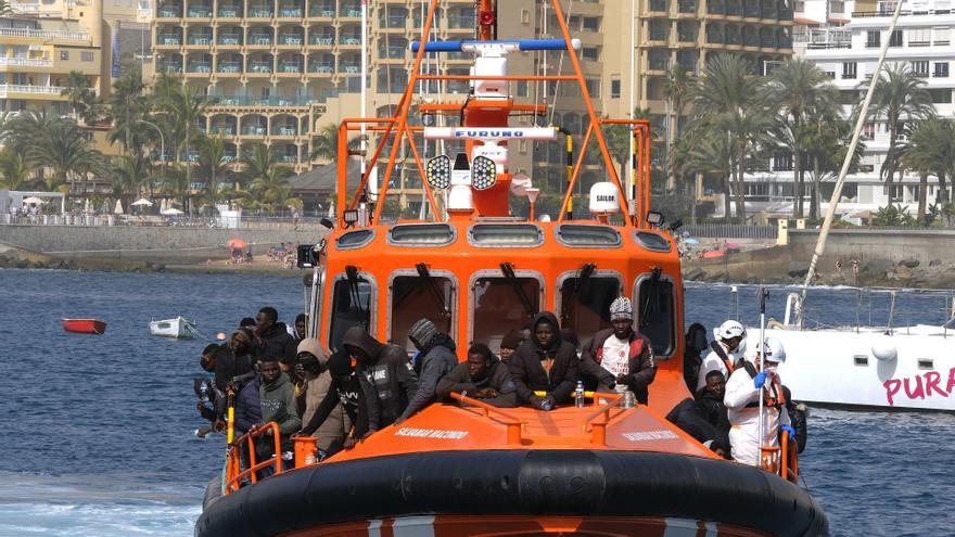 Archivo - Un barco de Salvamento Marítimo con casi un centenar de migrantes llega al Muelle de Arguineguín