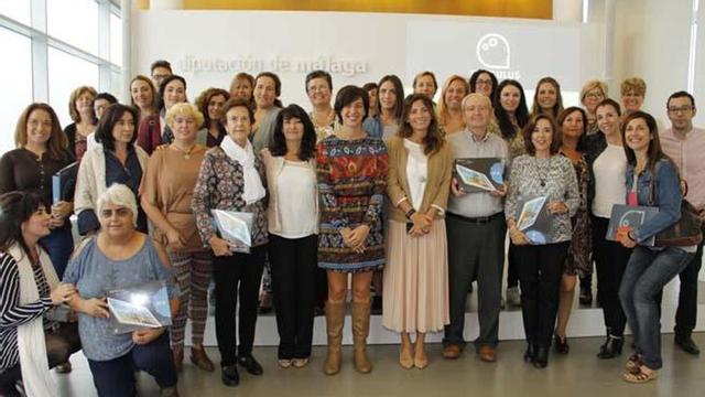 Mata posa junto a las asociaciones.