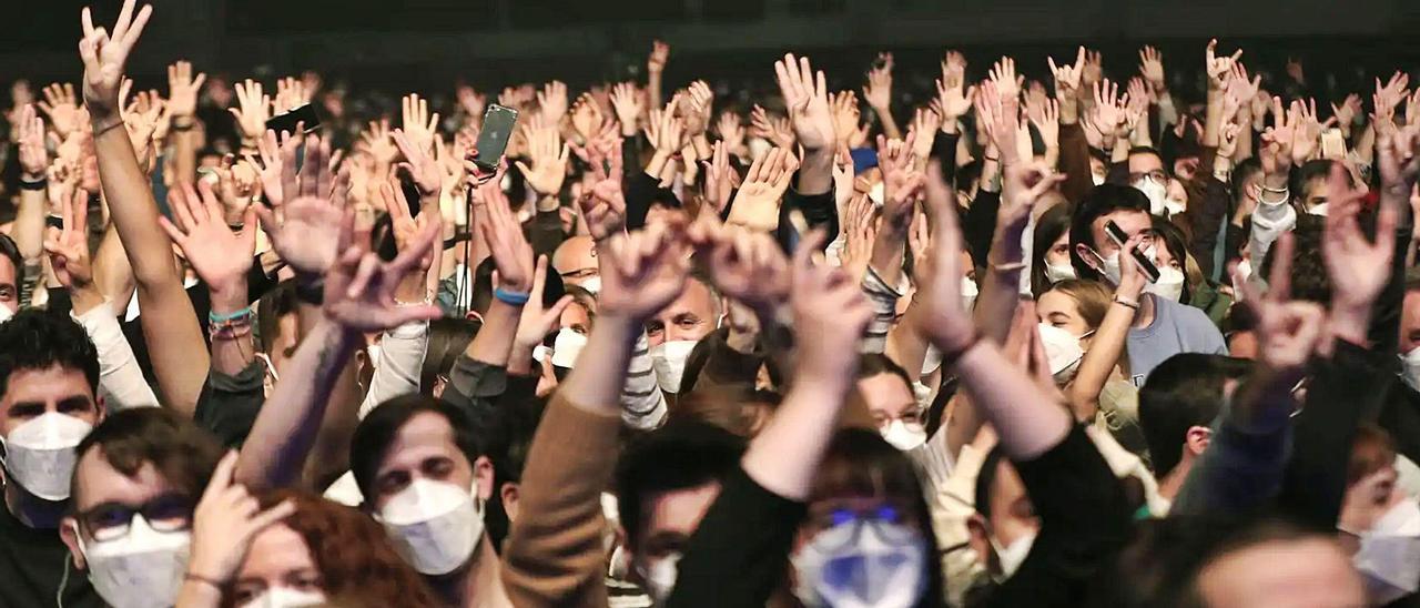 El público, durante el concierto-experimento que ofreció Love of Lesbian en Barcelona.