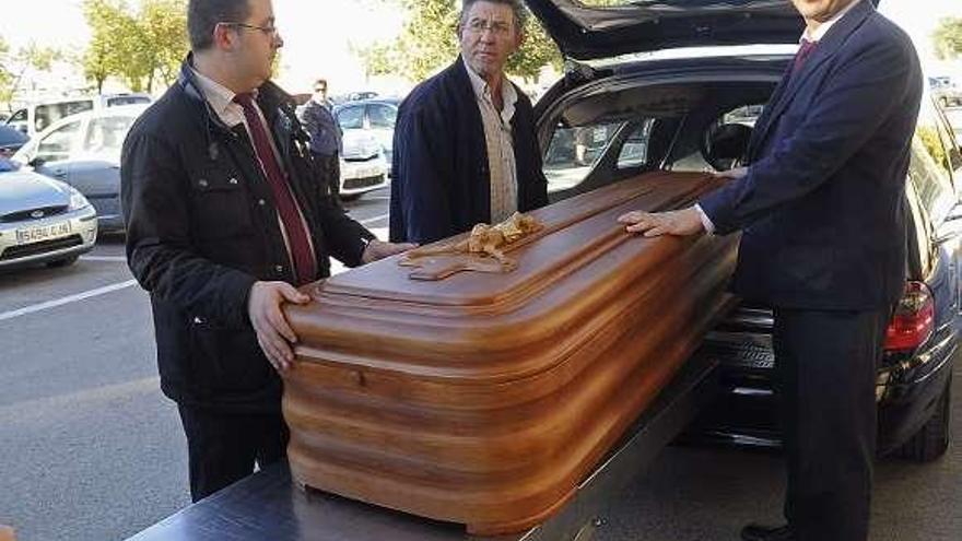 El féretro con el cuerpo de Juan Carlos Alfaro tras el funeral. / efe