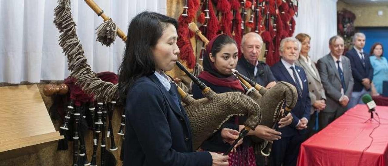 Mikiko Watanaba y Liana Sharifian en la Escuela de Gaitas de Ourense. // Brais Lorenzo