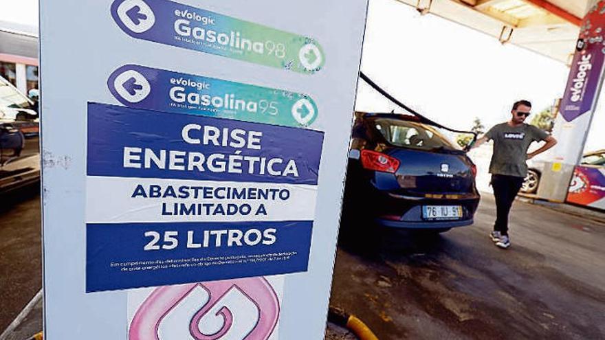 Cartel con el límite de abastecimiento por la huelga en Portugal.  // R. M.