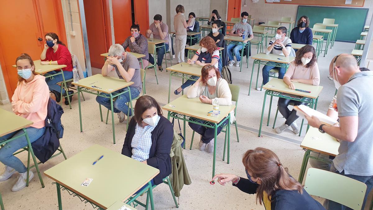 Algunos opositores en el IES Rosais II en Vigo.