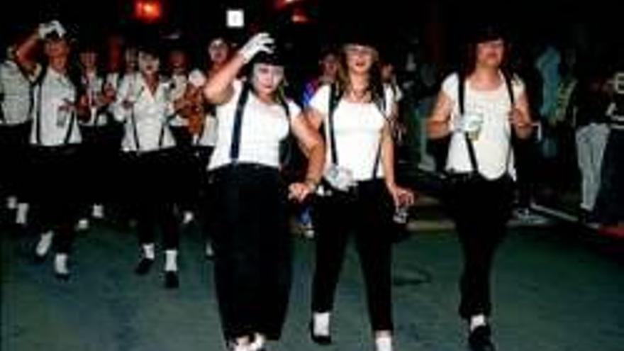 Vilafranca vive una intensa jornada festiva con el tradicional y  multitudinario baile de disfraces - El Periódico Mediterráneo
