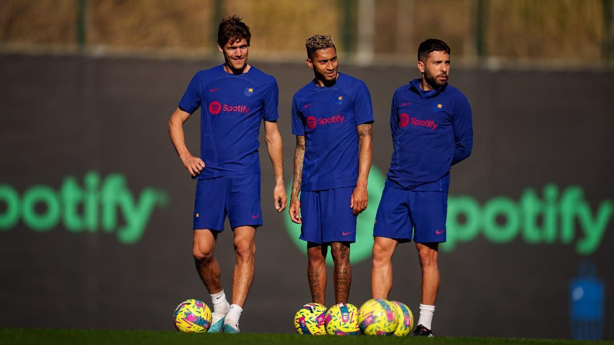 Marcos Alonso, Raphinha y Jordi Alba en el entrenamiento