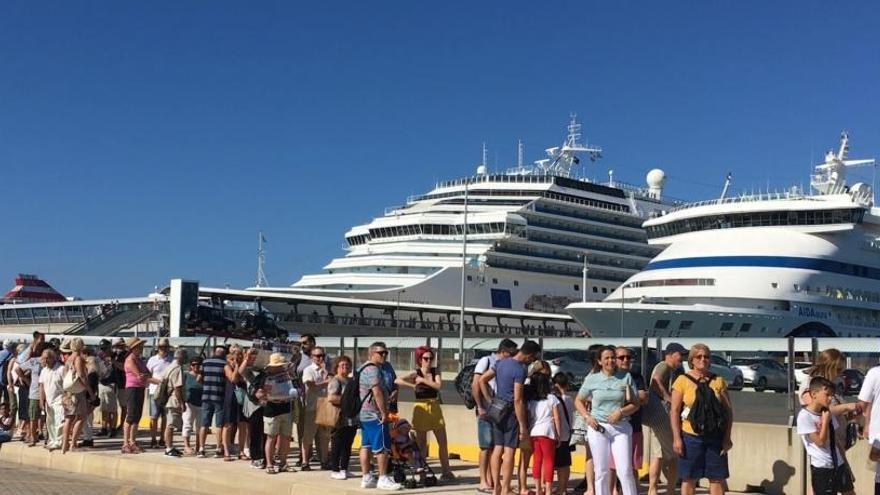 Cruceristas este verano en el puerto de es Botafoc.