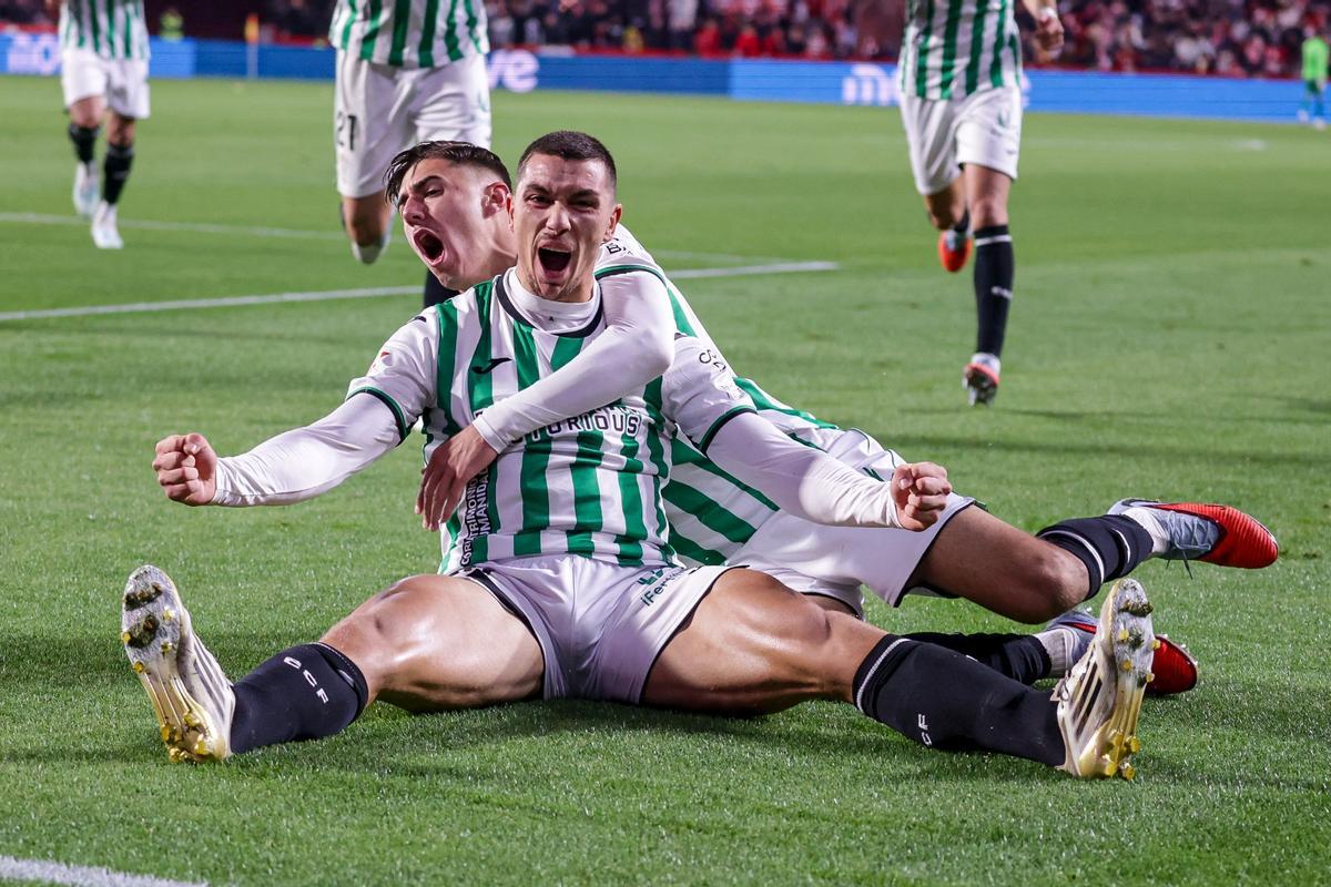 Adrián Fuentes y Dani Requena celebran el gol del Córdoba CF en Granada.