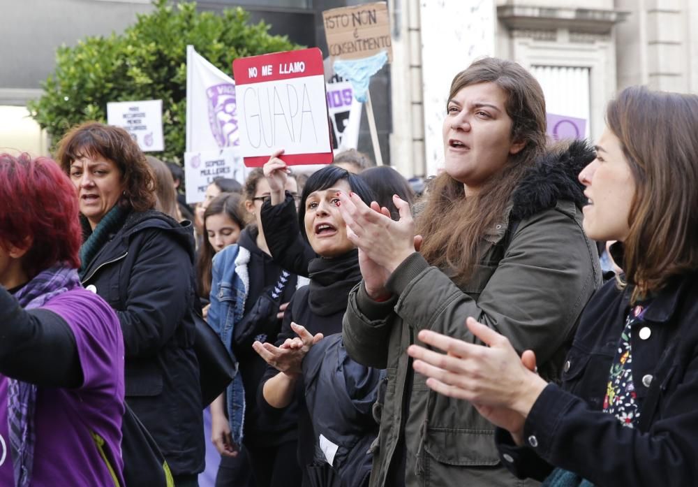 Vigo sale a la calle para clamar contra la violencia machista // R. Grobas