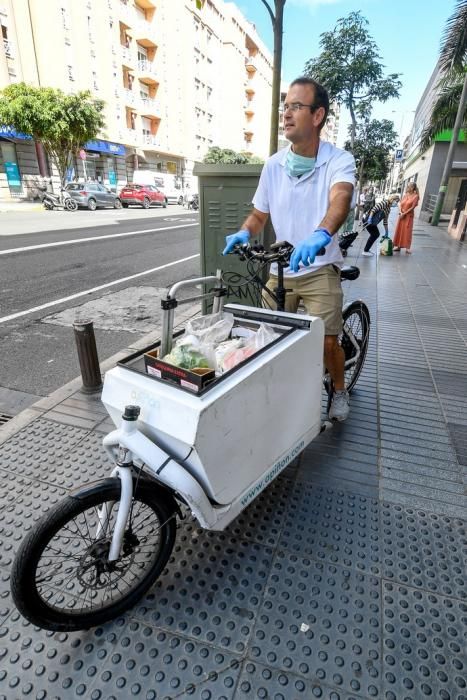 29-04-20  LAS PALMAS DE GRAN CANARIA. CIUDAD. LAS PALMAS DE GRAN CANARIA. Fotos del dia. Este señor reparte la compra a personas que tienen movilidad reducida llevandoles la compra  en el  vehiculo de su empresa llamada Apiñon, se ha tenido que reconvertir pasando de llevar a turistas de los cruceros al reparto. Fotos: Juan Castro.  | 29/04/2020 | Fotógrafo: Juan Carlos Castro