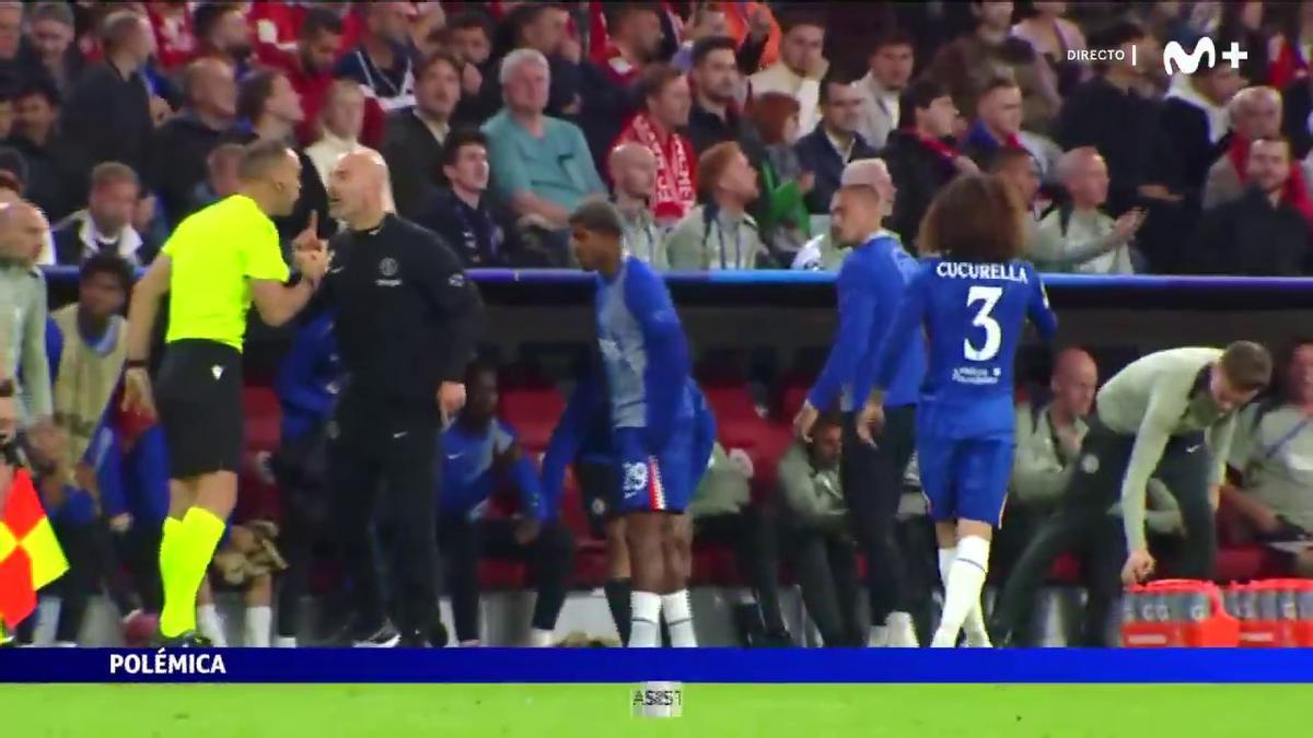 Cuadra Fernández y Maresca discuten ante la mirada de los jugadores del Chelsea