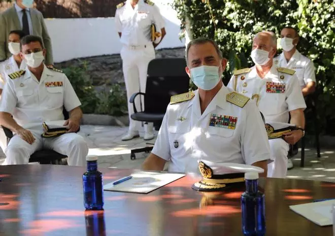 Tui recibe a Felipe VI entre vítores de "¡Guapo!" y "¡Viva el rey!"