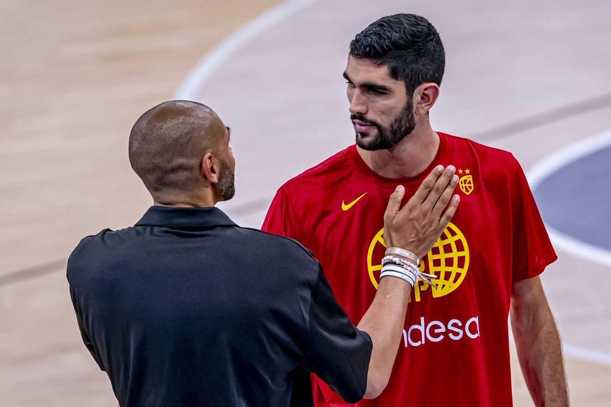 Santi Aldama, que saludó a Nicolas Batum, sigue en el 'dique seco' y no se sabe si estará para disputar el Eurobasket