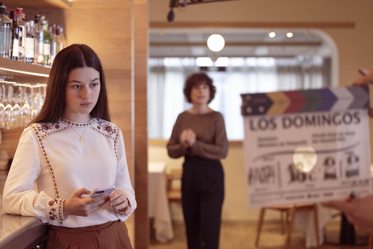 Blanca Soroa y Patricia López Arnaiz, en el rodaje de 'Los domingos'