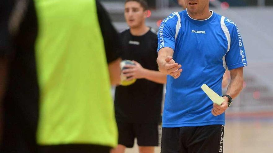 Quique Domínguez dando indicaciones durante un entrenameinto en el Municipal. // G. Santos