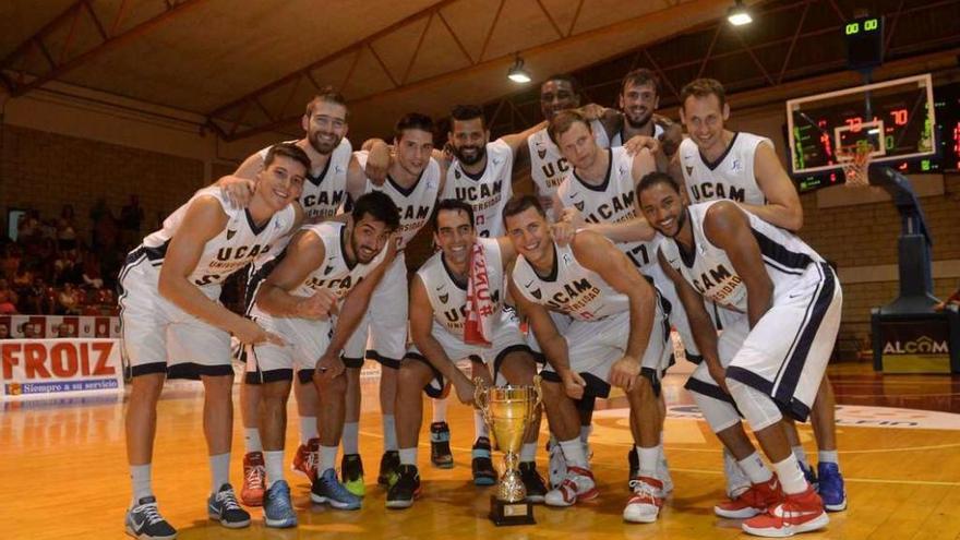 UCAM Murcia posa con el trofeo que les acredita como ganadores de la II edición del Torneo EncestaRías de Vilagarcía. // Noé Parga