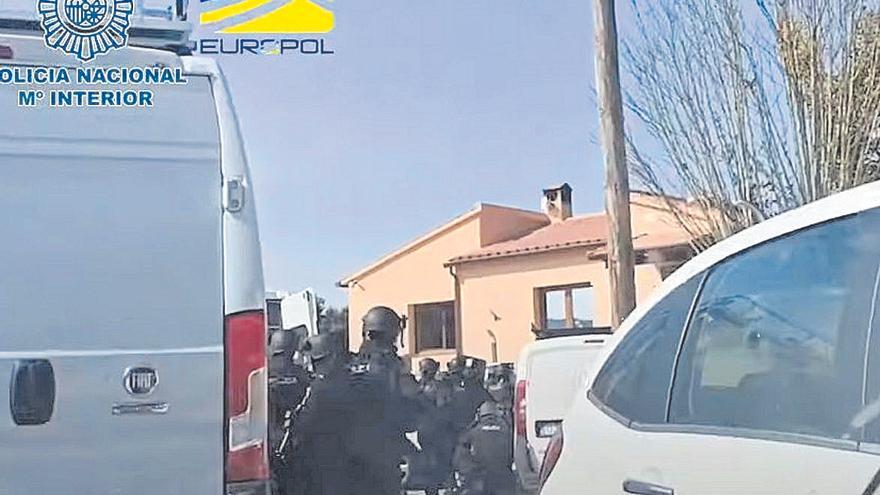 Fuerte despliegue policial en la calle de la Ginesta el día de la operación.