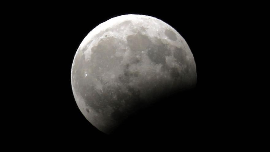 ¿Cuándo y cómo ver el eclipse lunar parcial?