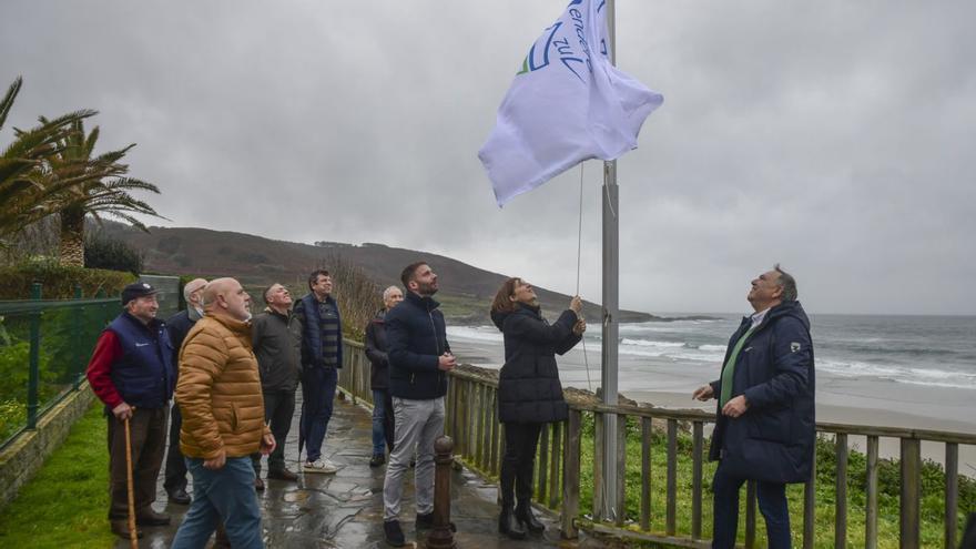 A conselleira de Medio Ambiente, Ángeles Vázquez, izando a bandeira no sendeiro de Caión /Xunta galicia