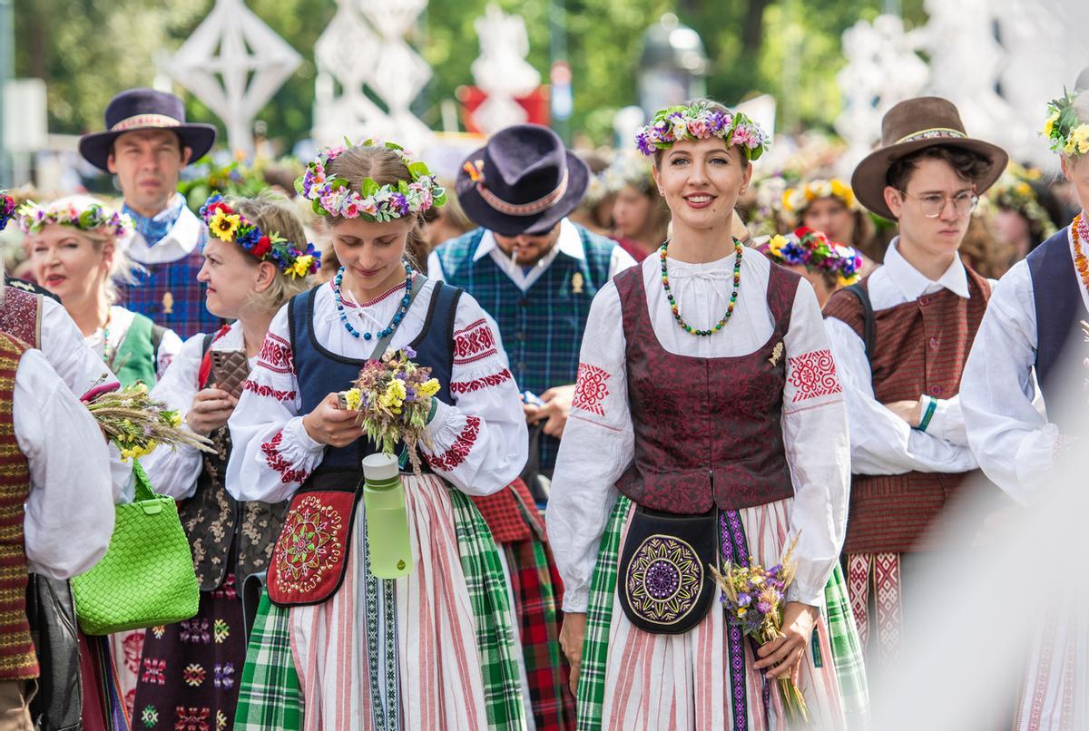 Los países bálticos celebran la noche de San Juan entre canciones tradicionales y flores