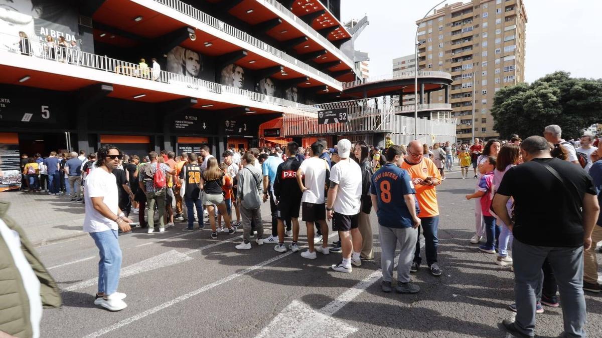 Aficionados del Valencia CF, en una de las puertas del estadio de Mestalla.