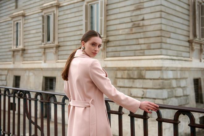 Fotografía de la modelo con el abrigo Tazones Rosa.